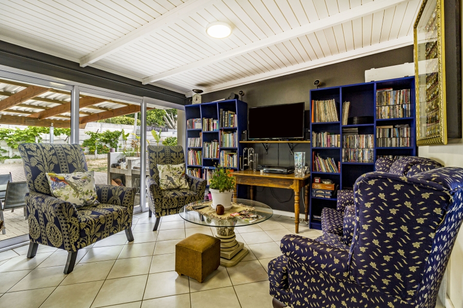 5 Bedroom Property for Sale in Die Wingerd Western Cape